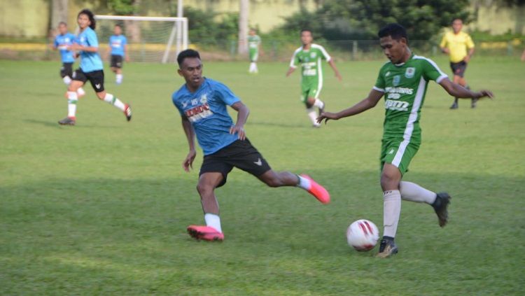 Jalani laga uji coba jelang Liga 2, PSMS Medan berhasil mengalahkan Saba Bangunan FC  yang diperkuat kakak kandung Egy Maulana Vikri, yakni Yusrizal Muzzaki. Copyright: © Aldi Aulia Anwar/INDOSPORT