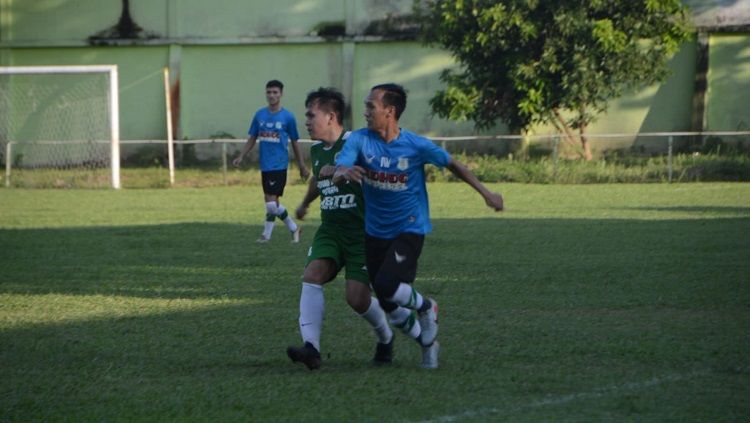 Kakak kandung Egy Maulana Vikri, Yusrizal Muzzaki (kiri) saat berduel dengan pemain PSMS, Ichsan Pratama (kanan) Copyright: © Aldi Aulia Anwar/INDOSPORT