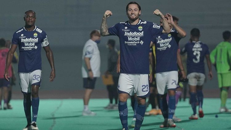 Marc Klok mencurahkan perasaannya usai gagal membawa Persib Bandung melaju ke babak semifinal Piala Presiden 2022. Copyright: © Persib Bandung