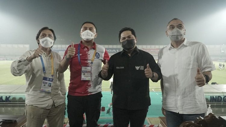 Ketua Umum PSSI, Mochamad Iriawan, dan Menteri BUMN, Erick Thohir, turut menyaksikan kemenangan Persib Bandung atas Barito Putera, Sabtu (4/9/21). Copyright: © PSSI