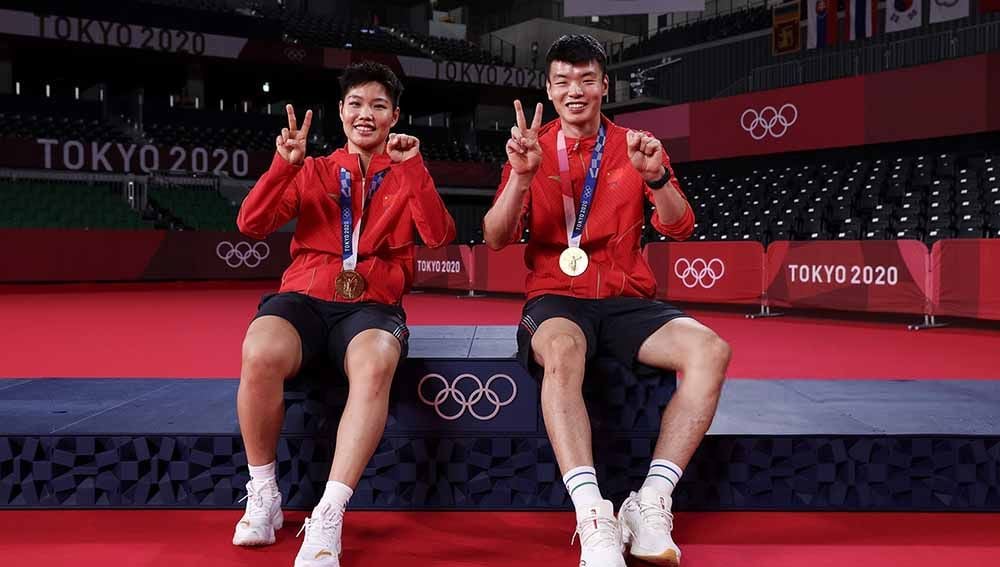 Wang Yilyu dan Huang Dongping, pebulutangkis ganda campuran asal China peraih medali emas Olimpiade Tokyo. Copyright: © Lintao Zhang/Getty Images