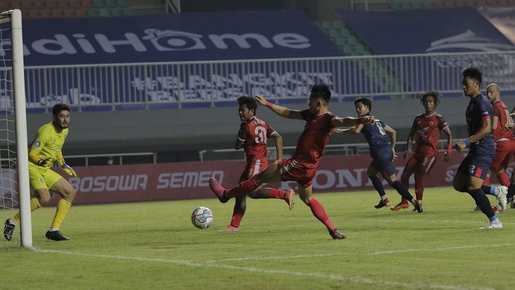 Kiper Arema FC, Adilso Maringa, beraksi dalam pertandingan Liga 1 melawan PSM Makassar. Copyright: © PSM Makassar