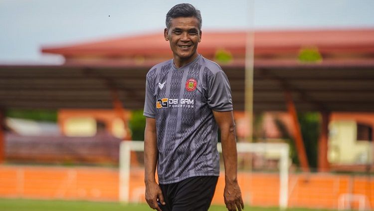 Pelatih Persiraja, Hendri Susilo, membongkar alasan menggelar laga uji coba dengan AHHA PS Pati yang viral karena kasus tendangan kungfu Syaiful Indra Cahya. Copyright: © Media Officer Persiraja