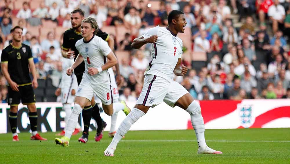Selebrasi Rhian Brewster usai mencetak gol pertama di laga Inggris U-21 vs Kosovo. Copyright: © Reuters/Andrew Boyers
