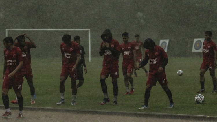 Pemain PSM Makassar meninggalkan Stadion Pajajaran, Bogor, setelah diguyur hujan lebat disertai petir, Rabu (8/9/21). Copyright: © Media PSM Makassar
