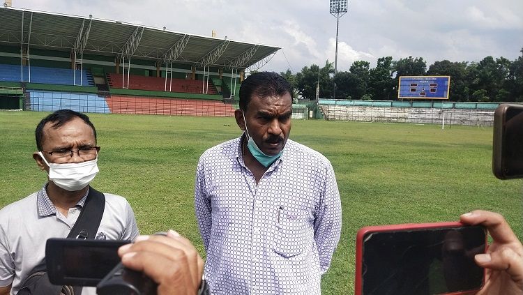 Sekretaris klub PSMS Medan, Julius Raja, saat meninjau langsung Stadion Teladan, Medan, Kamis (09/09/21). Copyright: © Aldi Aulia Anwar/INDOSPORT