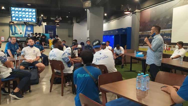 Tim Persib mendapatkan pengarahan dari manajemen di Graha Persib, Jalan Sulanjana, Kota Bandung, Jumat (10/09/21), sebelum berangkat ke Bekasi. Copyright: © Arif Rahman/INDOSPORT