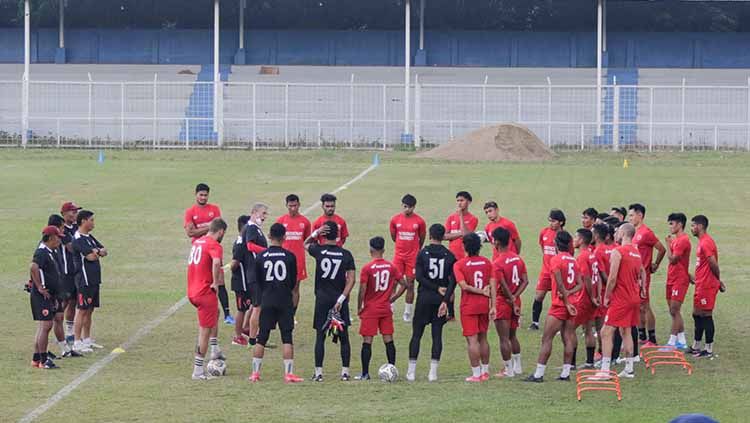 Skuat PSM Makassar saat berlatih di Stadion Pajajaran, Bogor, untuk persiapan menghadapi Madura United di BRI Liga 1 2021/2022. Copyright: © PSM Makassar