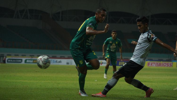 M Syaifuddin menghindari hadangan pemain Persikabo Copyright: © Persebaya