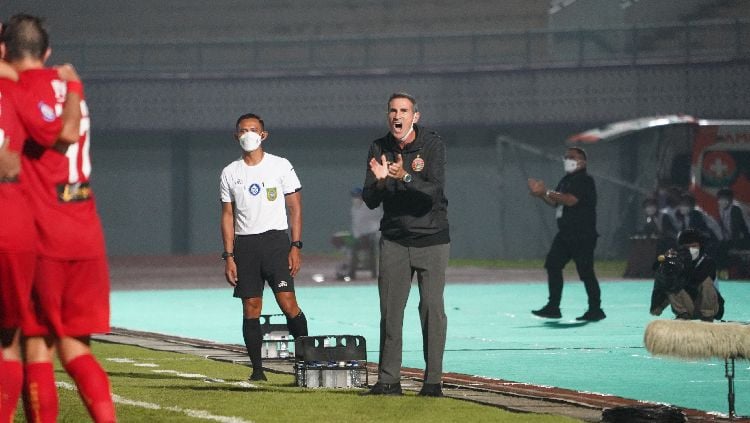 Pelatih Angelo Alessio mencoba tak menyesali kondisi Persija Jakarta saat ini di Liga 1. Copyright: © khairul imam/persija