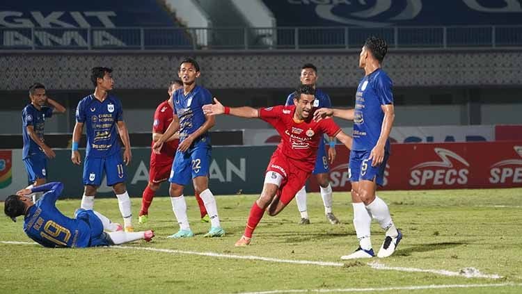 Bek tengah Persija Jakarta, Otavio Dutra dirumorkan masuk incaran tim Liga 1 lainnya, Madura United. Copyright: © Khairul Imam/persija