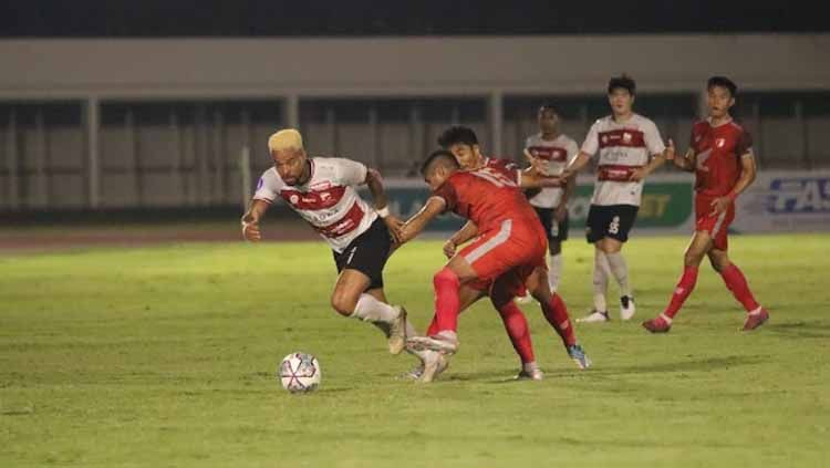 Pemain Madura United vs PSM Makassar saling berebut bola pada laga Liga 1 Copyright: © MO madura utd