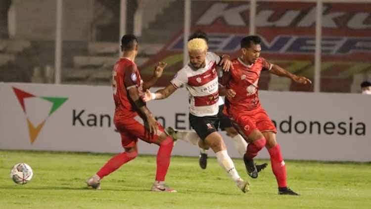 Situasi pertandingan Madura United vs PSM Makassar Copyright: © MO madura utd