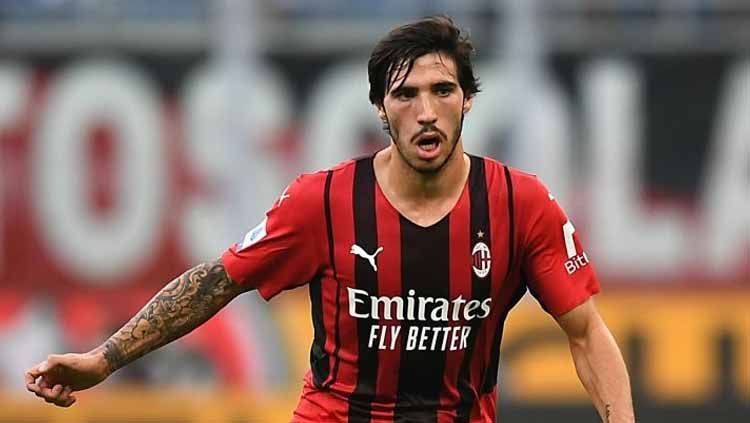 Sandro Tonali pada laga melawan Lazio di Stadio Giuseppe Meazza. Copyright: © Alessandro Sabattini/Getty Images