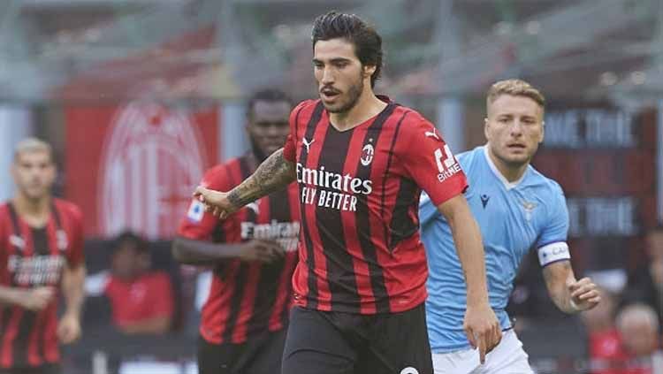 Klub Liga Italia, AC Milan, berencana menaikkan gaji Sandro Tonali yang terbilang rendah untuk ukuran pemain inti mereka. Copyright: © Emmanuele Ciancaglini/CPS Images/Getty Images