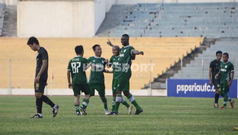 Calon pemain naturalisasi PSMS Medan, Mamadou Hady Barry usai mencetak gol ke gawang PSPS pada laga uji coba. Copyright: © Aldi Aulia Anwar/INDOSPORT