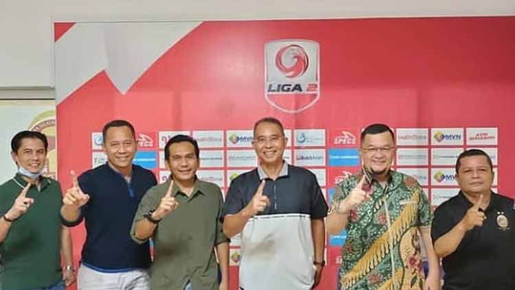 Sriwijaya FC resmikan Hendriansyah (ketiga dari kiri) sebagai manajer baru tim. Copyright: © INDOSPORT/Effendi