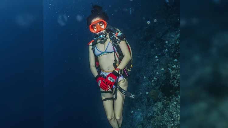 Kian mahir menyelam, aktris Kirana Larasati menikmati perjalanan bawah laut hingga bersembunyi di terumbu karang. Copyright: © kiranalarasati