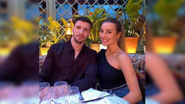 Bintang Manchester City, Ruben Dias, dilaporkan telah mengakhiri hubungan tiga tahunnya dengan penyanyi cantik April Ivy. Copyright: © aprilivymusic