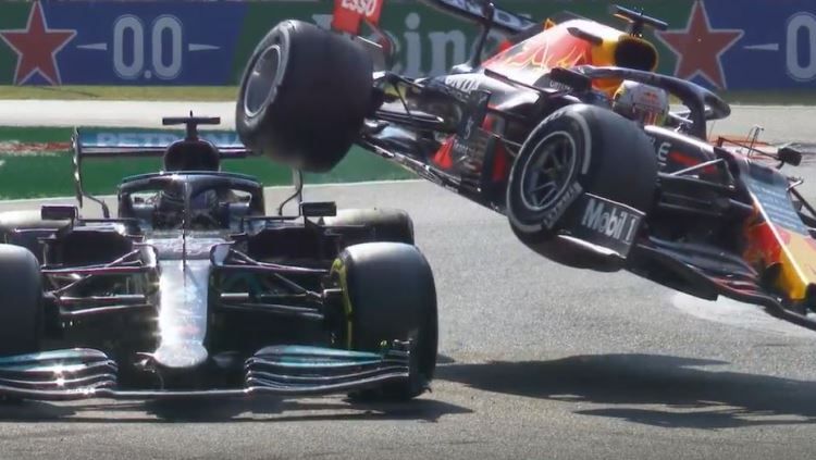 Lewis Hamilton dan Max Verstappen saat crash di F1 GP Italia. Copyright: © Formula 1