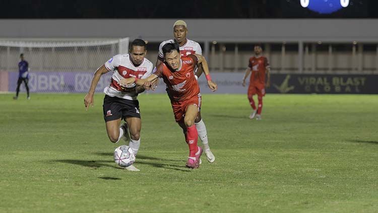 Gelandang PSM Makassar, Sutanto Tan, berduel dengan pemain Madura United pada pekan kedua BRI Liga 1 2021/22. Copyright: © Official PSM Makassar