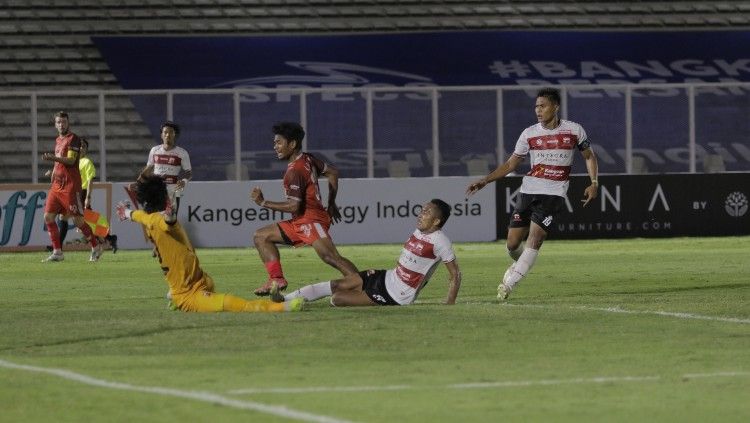 Momen gol penyerang sayap PSM Makassar, Ilham Udin Armaiyn, ke gawang Madura United. Copyright: © Official PSM Makassar