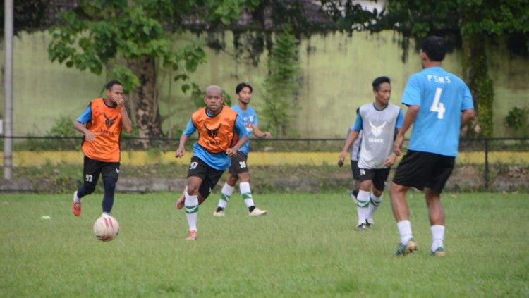 Pemain PSMS Medan kembali menjalani latihan rutin mereka di Stadion Mini Kebun Bunga, Medan, Selasa (14/9/21) sore. Copyright: © Aldi Aulia Anwar/INDOSPORT