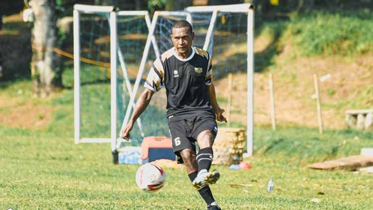 Yustinus Pae akhirnya kembali ke Persipura Jayapura setelah pada separuh musim dia bermain untuk Dewa United di kompetisi Liga 2. Copyright: © Dewa United FC
