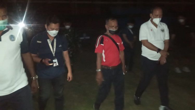 Verifikasi Stadion Teladan dilakukan dalam kondisi gelap gulita karena lampu stadion tak menyala. Copyright: © Media PSMS Medan