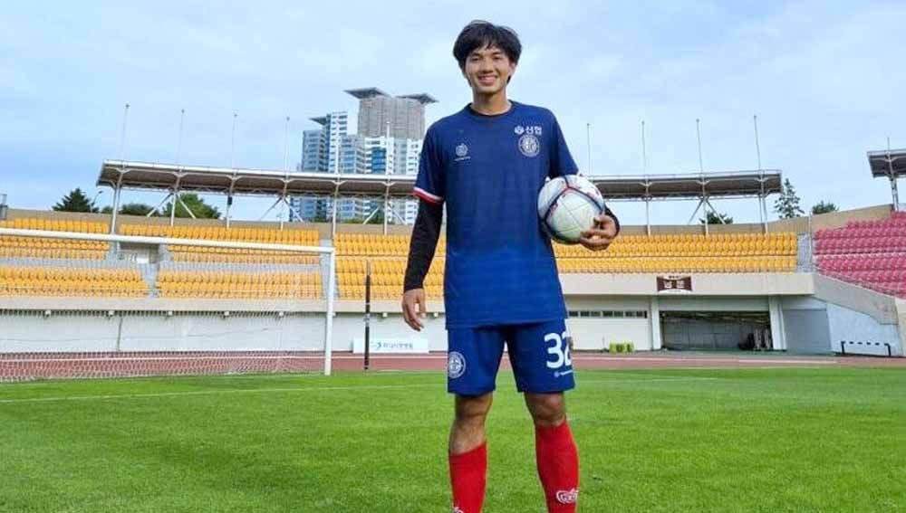 Eks gelandang klub Liga 3 Korea Selatan Cheongju FC, Muhammad Iqbal telah resmi berseragam Persita Tangerang untuk putaran kedua Liga 1 2021. Copyright: © Cheongju FC