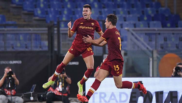 Selebrasi gol Stephan El Shaarawy di laga UEFA Conference League AS Roma vs CSKA Sofia. Copyright: © REUTERS