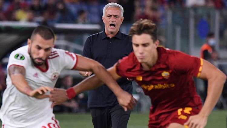 Pelatih AS Roma, Jose Mourinho, memberi instruksi dari pinggir lapangan dalam laga Liga Italia. Copyright: © REUTERS
