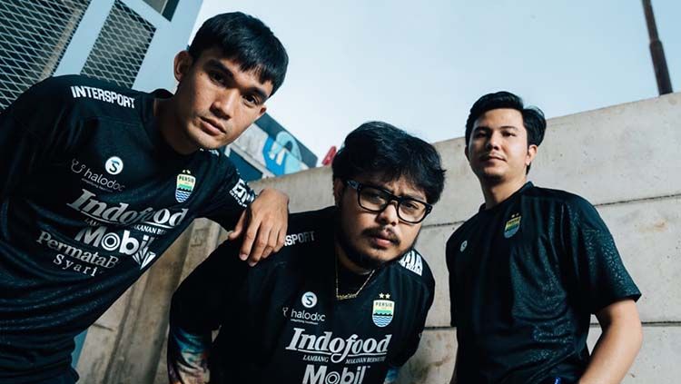 Pemain Persib, Zalnando (kiri) menggunakan jersey ketiga Persib musim 2021-2022. Copyright: © Media Officer Persib Bandung