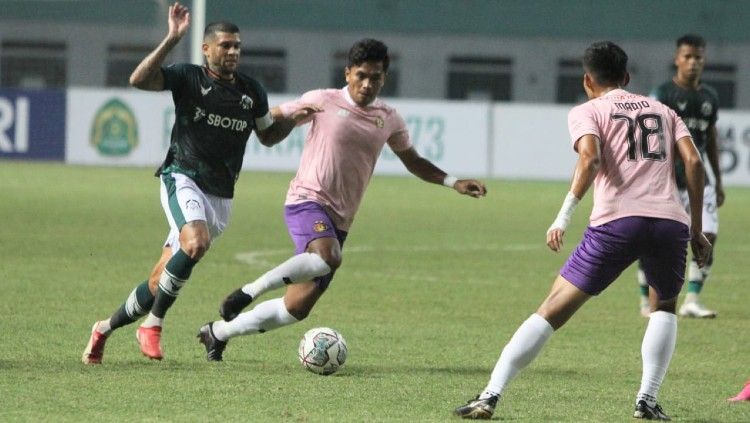 Duel di pertandingan Liga 1 antara Tira-Persikabo vs Persik Kediri, Jumat (17/09/21). Copyright: © Media Officer Persik