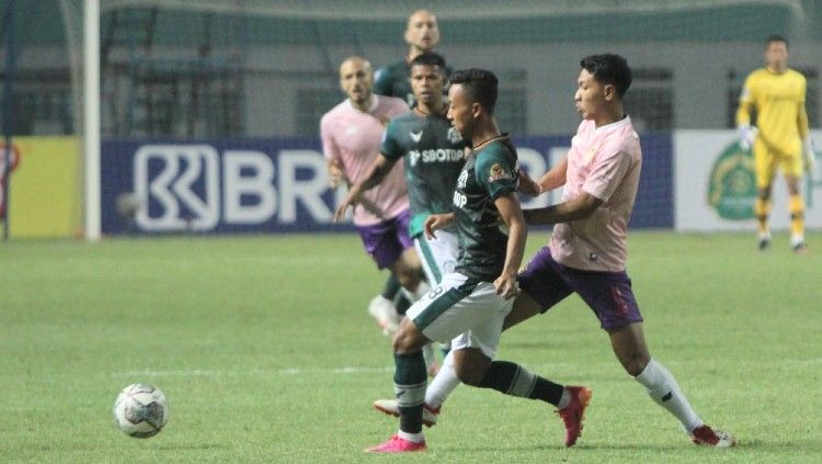 Duel di Laga Tira-Persikabo vs Persik Kediri, Jumat (17/09/21). Copyright: © Media Officer Persik