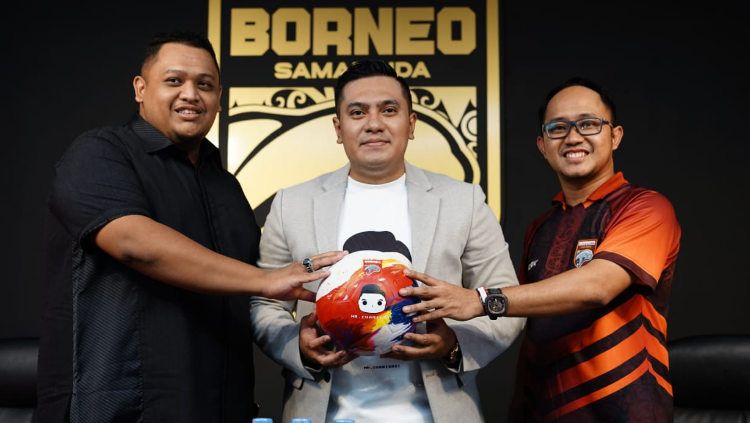 Tim Pesut Etam menandatangani kerja sama dengan sponsor baru, Mr. Cuanisasi. Copyright: © Borneo FC