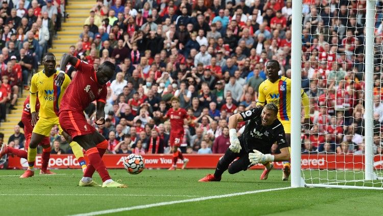 Proses gol Sadion Mane di laga Liverpool vs Crystal Palace (18/09/21). Copyright: © twitter.com/premierleague