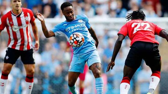 Aksi Raheem Sterling di laga Liga Inggris Manchester City vs Southampton. Copyright: © REUTERS