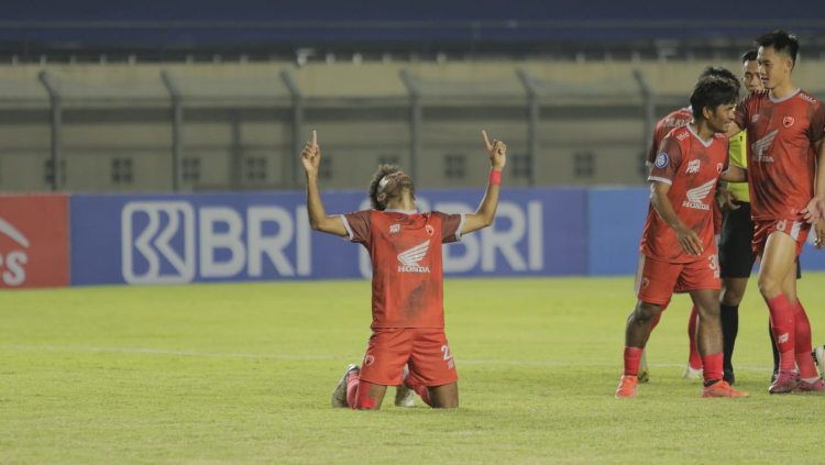 Penyerang sayap PSM Makassar, Yakob Sayuri, merayakan golnya ke gawang Persebaya Surabaya pada pekan ketiga Liga 1 2021/22. Copyright: © Media Officer PSM