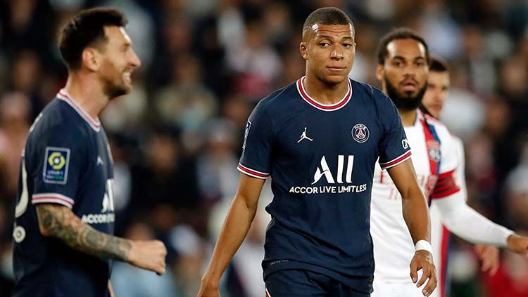 Lionel Messi dan Kylian Mbappe di laga PSG vs Lyon. Copyright: © REUTERS