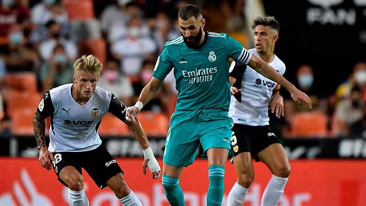  Karim Benzema diyakini akan kembali bersinar saat Real Madrid menghadapi Villarreal di Liga Spanyol, Minggu (26/09/21). Copyright: © REUTERS