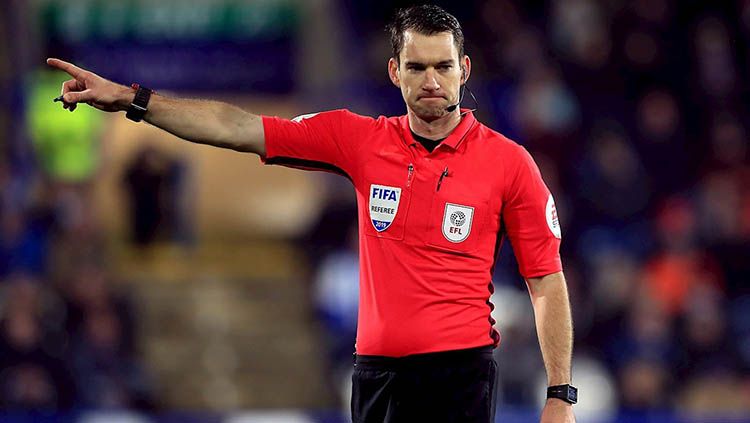 Wasit asal Australia, Jarred Gillett. Copyright: © brentfordfc.com