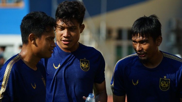 Bek PSIS Semarang, Wahyu ‘Hulk’ Prasetyo (tengah). Copyright: © Media PSIS