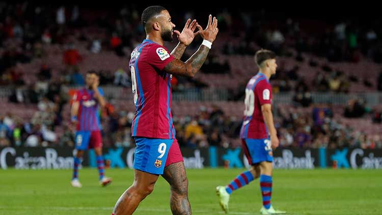 Aksi Memphis Depay di laga Barcelona vs Granada dalam lanjutan laLiga. Copyright: © REUTERS