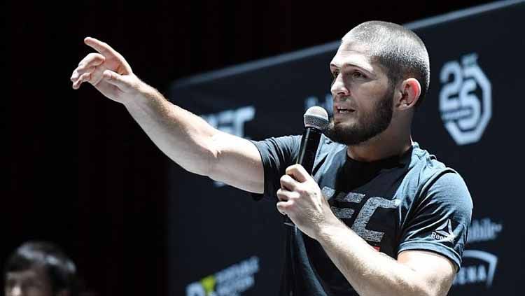 Mantan juara kelas ringan UFC, Khabib Nurmagomedov, menyarankan Tony Ferguson untuk pensiun karena sekarang bertarung demi mengincar uang. Copyright: © UFC