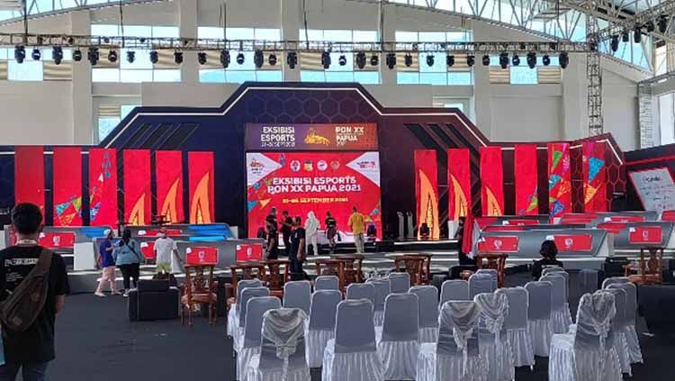 Venue pertandingan eksibisi Esports PON XX Copyright: © Sudjarwo/Indosport