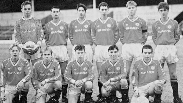 Adrian Doherty (pojok kanan bawah) ketika di skuat Manchester United untuk FA Youth Team 1990. Copyright: © Manchester United FC/Inside United