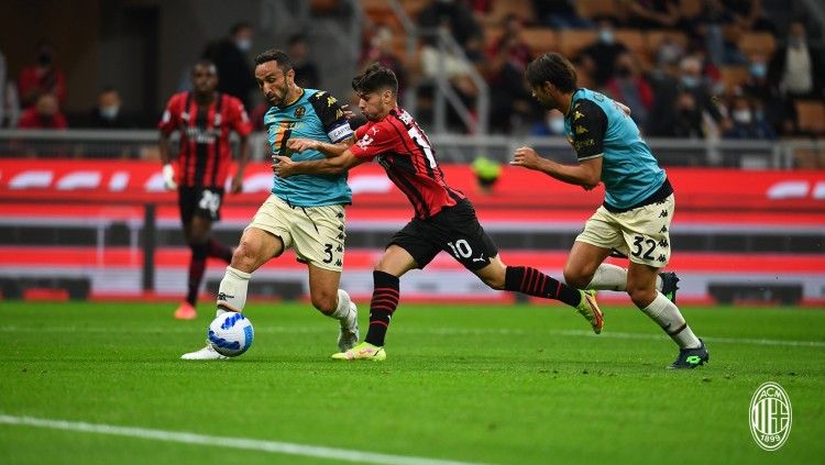 Brahim Diaz mencoba merebut bola di laga AC Milan vs Spezia (23/09/21) Copyright: © twitter.com/acmilan