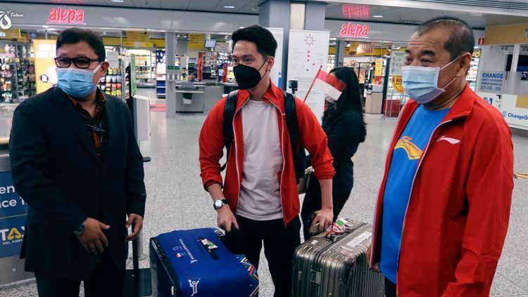 Ada sebuah kejadian menarik saat Kontingen Indonesia di Piala Sudirman 2021 tiba di Bandara Finlandia, yaitu saat koper Kevin Sanjaya terendus anjing pelacak. Copyright: © BADMINTON INDONESIA