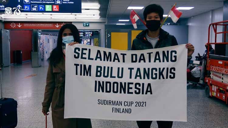 Penyambutan tim bulutangkis Indonesia saat tiba di Finlandia untuk mengikuti Piala Sudirman 2021. Copyright: © BADMINTON INDONESIA